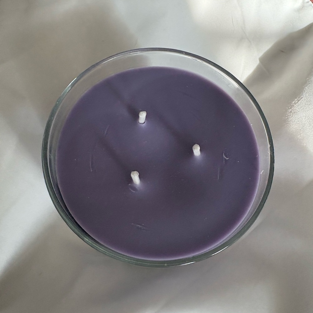 BRAND NEW Yankee Candle Lilac Blossoms - Picture 2 of 4